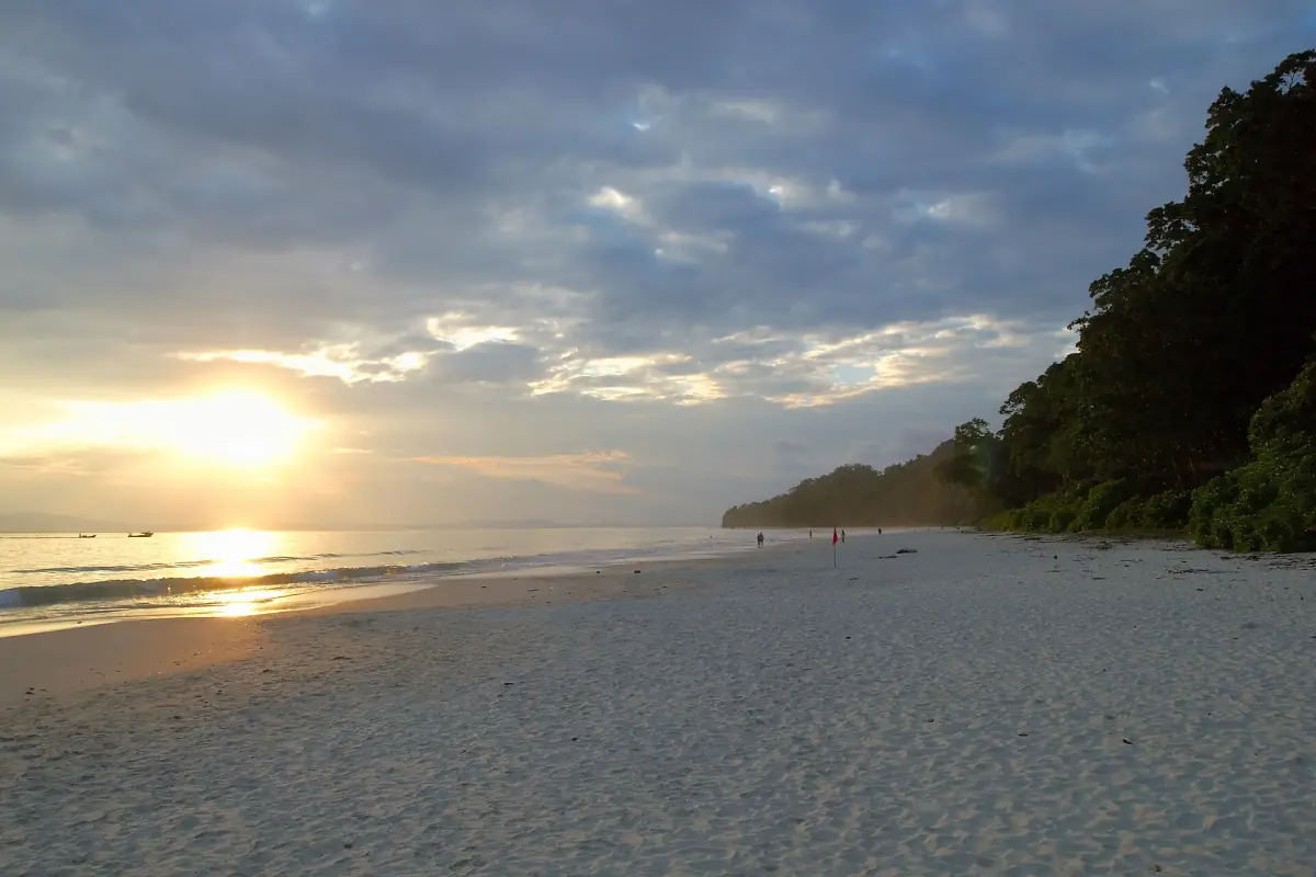 Coucher de soleil sur une plage tranquille de l’île Havelock
