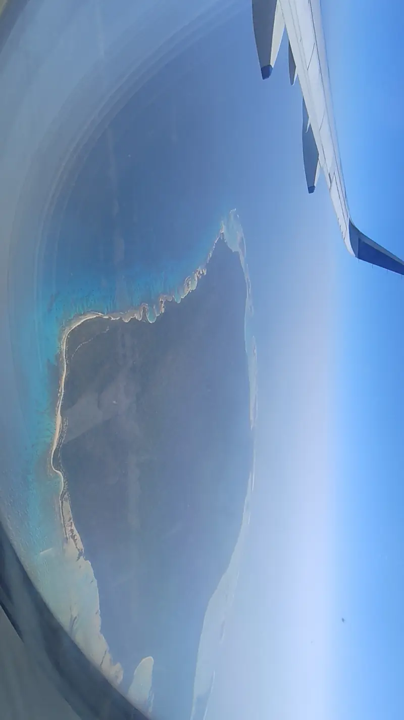 Vue aérienne depuis un avion de l’île North Sentinel et du récif qui l’entoure